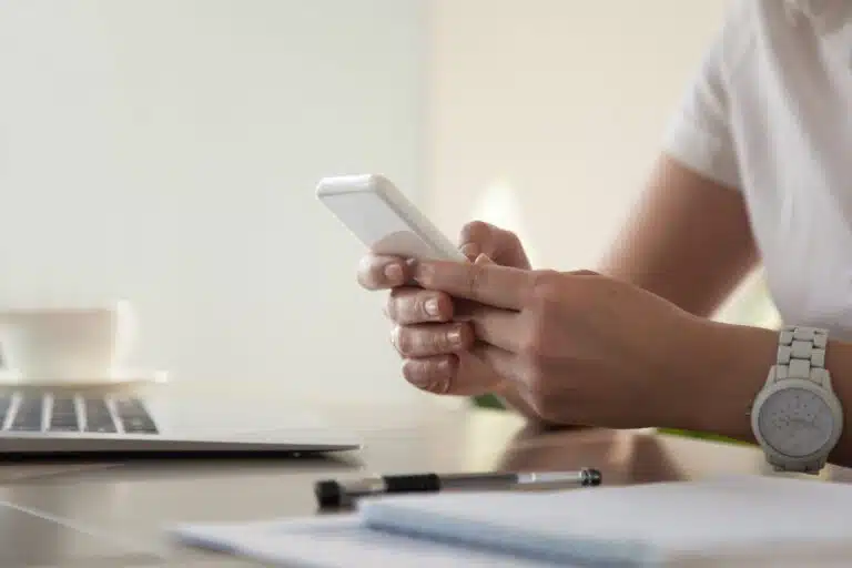 Vorsicht vor Links und Telefonnummern in SMS businesswoman looking important contact phone scaled Versicherungspapa