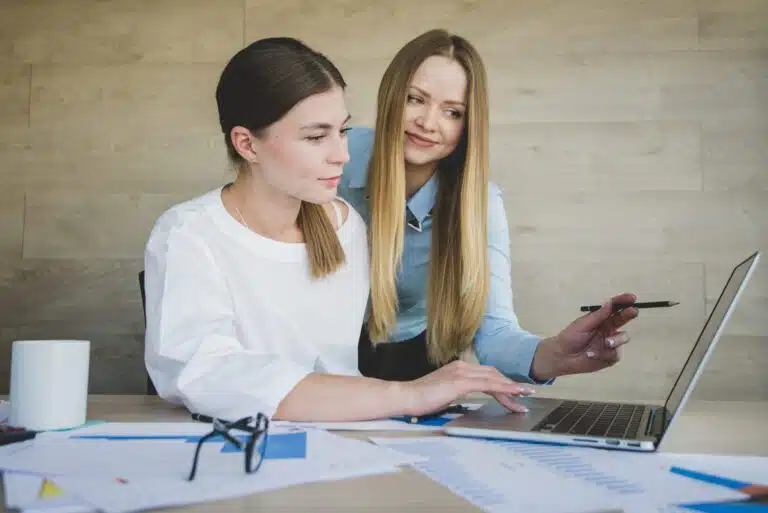 Frauen an die Kapitalmärkte businesswomen with laptop scaled Versicherungspapa