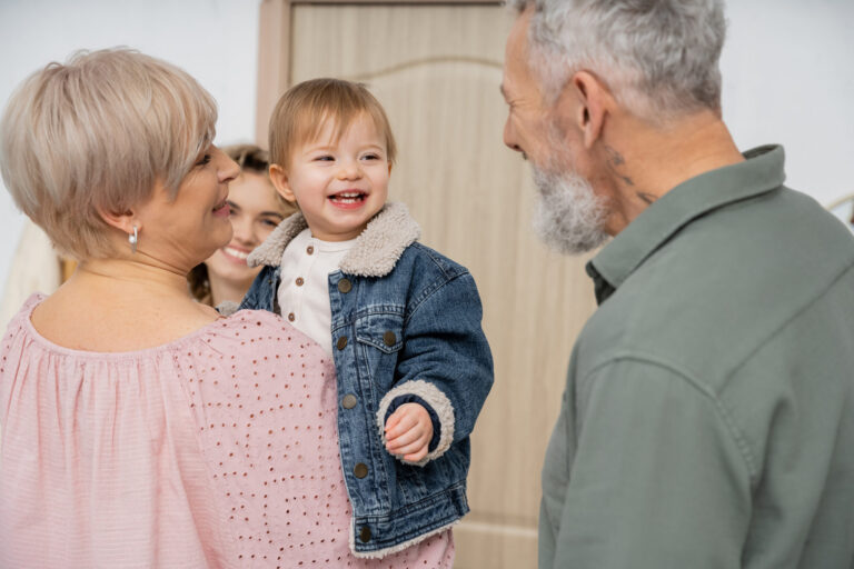 Altersvorsorge soll für die Deutschen vor allem eines sein: sicher carefree child in denim jacket smiling near mother 2024 11 08 12 02 49 utc scaled Versicherungspapa