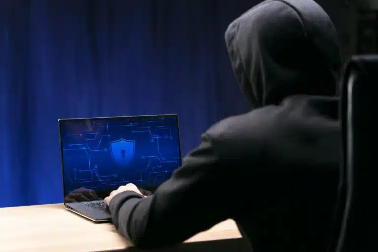 Mehr als jeder zehnte Internetnutzer von Cybercrime betroffen – mindestens close up programmer typing laptop Versicherungspapa