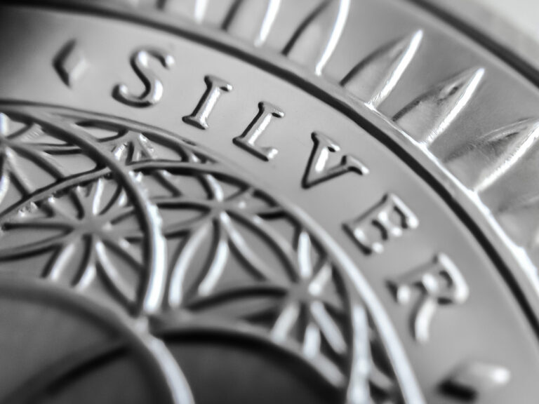 Silber wird zum Anlegerliebling closeup grayscale of a coin with silver writing 2023 11 27 05 31 12 utc scaled Versicherungspapa