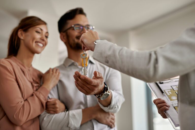 Mieten verteuern sich weiter, Kaufpreise stagnieren closeup real estate agent giving couple keys their new home scaled Versicherungspapa
