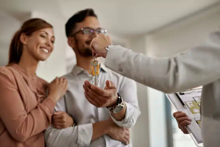 Mieten verteuern sich weiter, Kaufpreise stagnieren closeup real estate agent giving couple keys their new home scaled Versicherungspapa