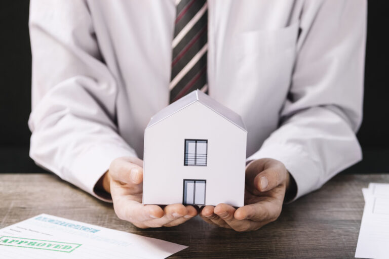 Wochen der Entscheidung für offene Immobilienfonds crop man holding paper house scaled Versicherungspapa