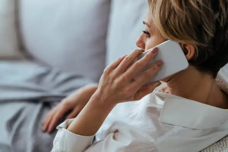 Ombudsstelle für Investmentfonds ächzt unter (KI-gestütztem?) Beschwerdeanstieg distraught woman resting sofa communicating mobile phone scaled Versicherungspapa