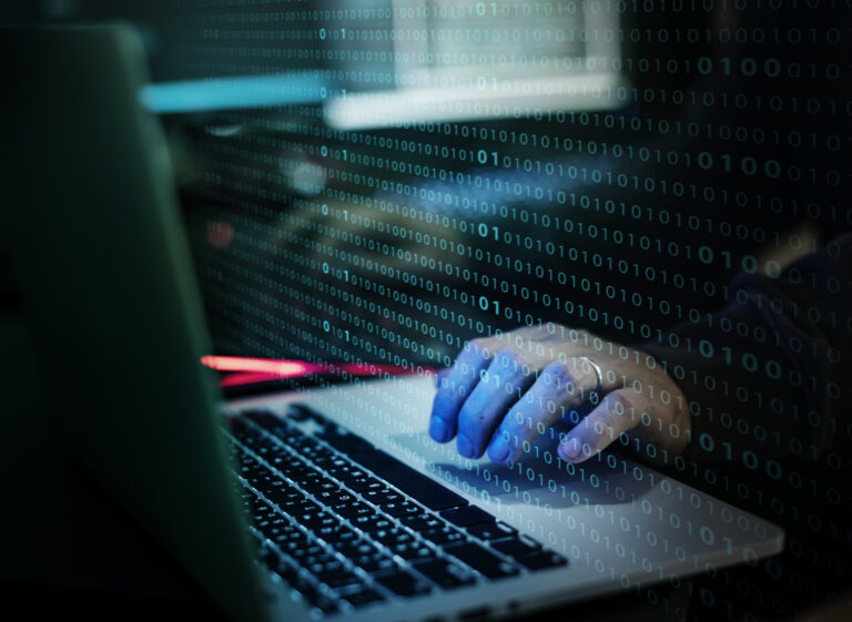Polizei warnt vor Cybertrading-Betrug diverse computer hacking shoot scaled Versicherungspapa