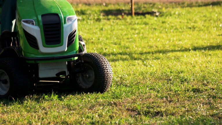 Kommando zurück! Versicherungspflicht für Aufsitzrasenmäher gekippt green lawn mower tractor 2023 11 27 05 29 04 utc Versicherungspapa