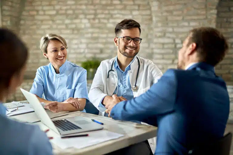 PKV-Angebot in Bewegung group healthcare workers greeting financial advisor meeting office focus is young doctor scaled Versicherungspapa