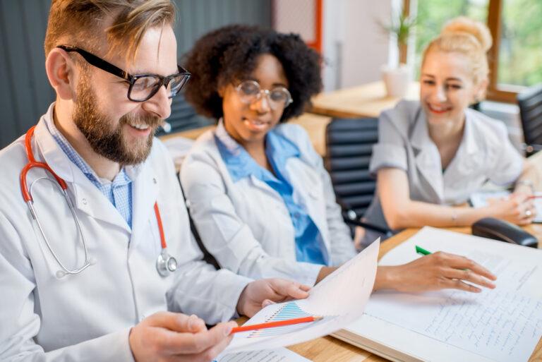 Vorsicht vor überhöhten Arztrechnungen im Ausland! group of medical students in the classroom 2025 03 14 05 19 57 utc scaled Versicherungspapa