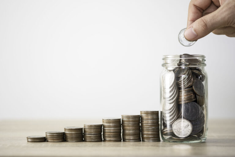 Deutsche Versicherer sind finanziell gut gerüstet hand die munze zum speichern des glases und des stapelns von munzen legt geldsparendes investitionsgewinn und dividendenkonzept scaled Versicherungspapa