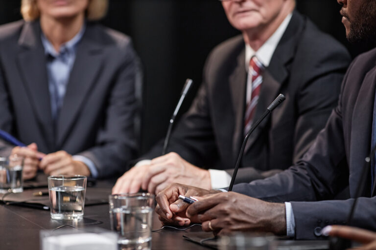 Versicherer begrüßen Themensetzung im Koalitionsvertrag hands of black man sitting at table while speaking 2025 03 08 20 46 05 utc scaled Versicherungspapa