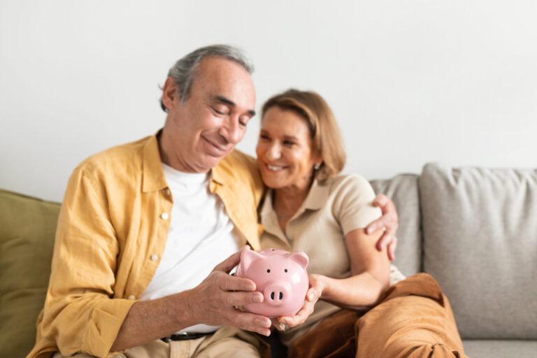 Kann PEPP zukünftig endlich durchstarten? happy european senior couple holding piggybank and 2025 03 18 18 20 04 utc scaled Versicherungspapa