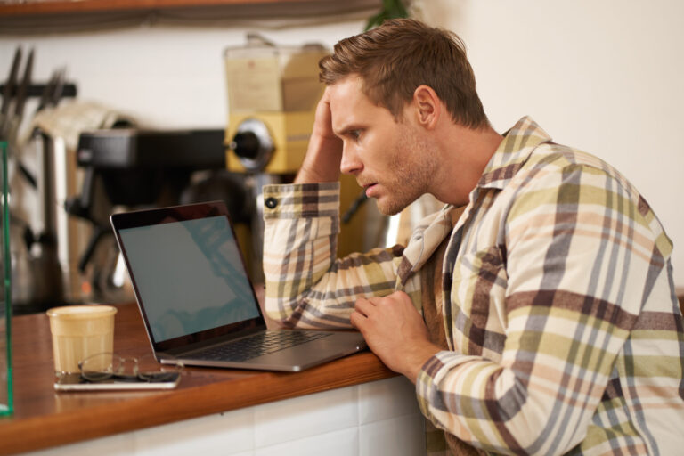 OLG-Urteil: Meldefristen gelten auch ohne Hinweis auf Rechtsfolgen image adult man looking complicated laptop screen staring puzzled his monitor doing scaled Versicherungspapa