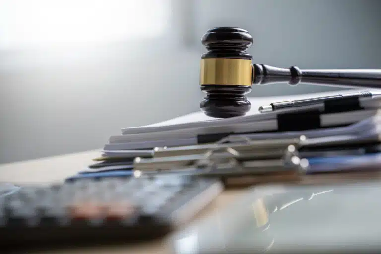 Arbeitsrechtsschutz gewinnt durch Wirtschaftsflaute an Bedeutung judge documents office desk legislation scaled Versicherungspapa