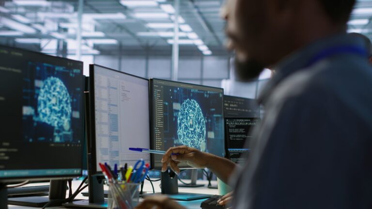 Neue Herausforderung für Versicherer: KI-gestützte Betrugsversuche machine learning expert data center maintaining company network scaled Versicherungspapa