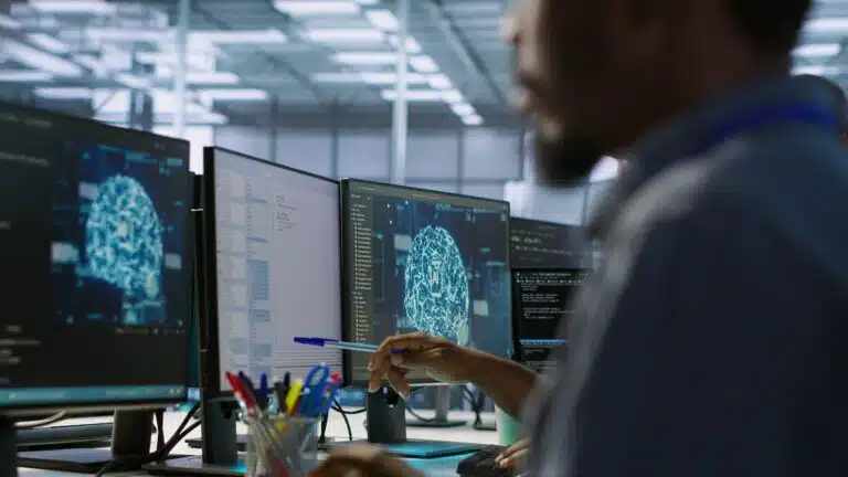Neue Herausforderung für Versicherer: KI-gestützte Betrugsversuche machine learning expert data center maintaining company network scaled Versicherungspapa