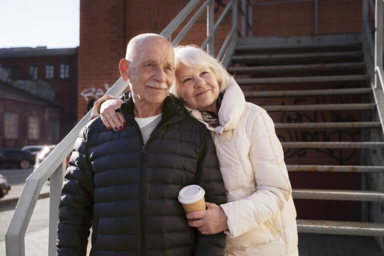 Eignen sich Fondsentnahmepläne zur Altersvorsorge? medium shot senior people with coffee cup Versicherungspapa