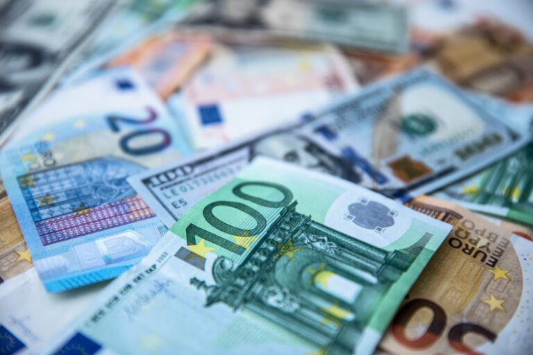 Zahl der Superreichen in Deutschland kräftig gestiegen money table scaled Versicherungspapa