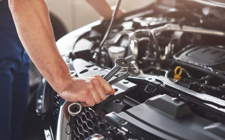 Anstieg der Kfz-Reparaturkosten hält 2025 an muskuloser autoservice arbeiter der fahrzeug repariert scaled Versicherungspapa