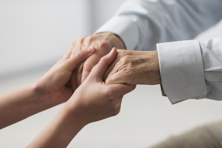 Privater Pflegekostenschutz bleibt ausbaufähig nurse holding senior man s hands sympathy scaled Versicherungspapa