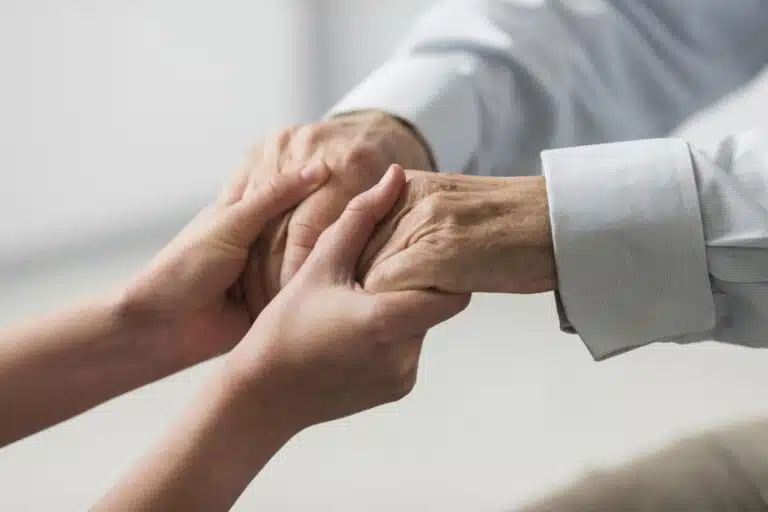 Privater Pflegekostenschutz bleibt ausbaufähig nurse holding senior man s hands sympathy scaled Versicherungspapa
