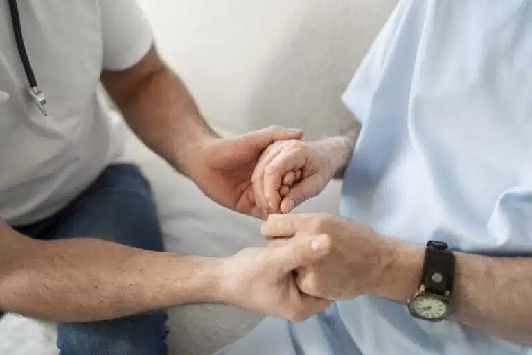 Große Mehrheit der Arbeitnehmer wünscht sich betriebliche Pflegevorsorge old patient suffering from parkinson scaled Versicherungspapa