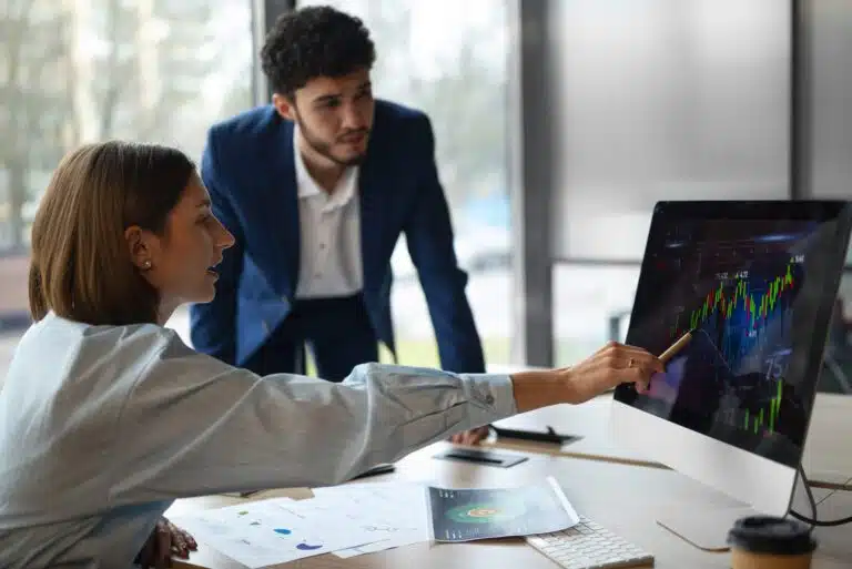 Börsenkurse geben sich von Krisen unbeeindruckt people office analyzing checking finance graphs scaled Versicherungspapa