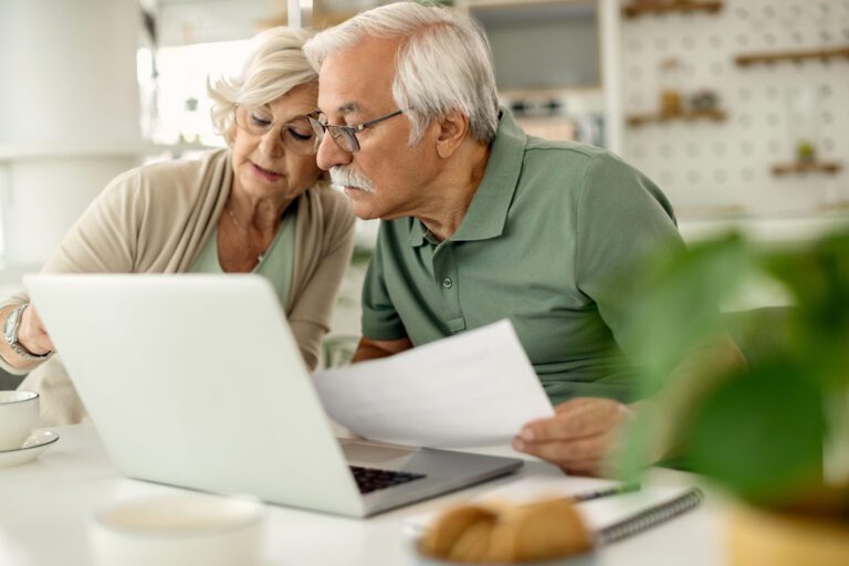 Raus aus Riester? senior couple analyzing their savings while going through home finances scaled Versicherungspapa