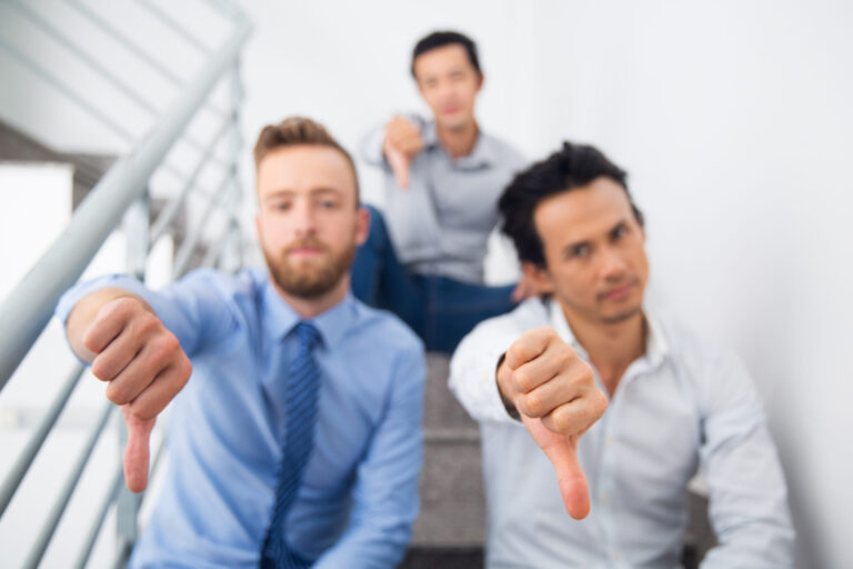 KI sorgt für höhere Vertrauensschäden bei Unternehmen sitzend scheitern ausdruck unglucklich manager scaled Versicherungspapa