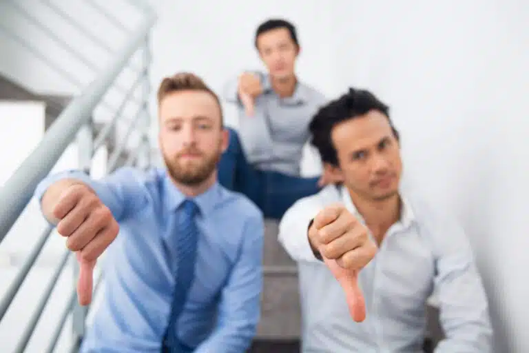 KI sorgt für höhere Vertrauensschäden bei Unternehmen sitzend scheitern ausdruck unglucklich manager scaled Versicherungspapa