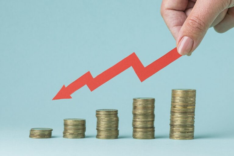 Tagesgeldzinsen erneut gesunken stapel von munzen die eine grafik bilden scaled Versicherungspapa