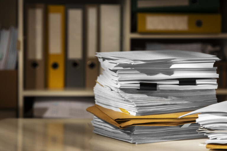 Gefährdet der Bürokratieabbau die Cum-ex-Aufarbeitung? still life documents stack scaled Versicherungspapa