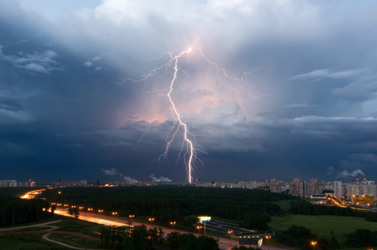 Neuer Hochwasser-Risikocheck der Versicherer ist online summer thunderstorm with lightning over moscow ru 2023 11 27 05 16 23 utc scaled Versicherungspapa