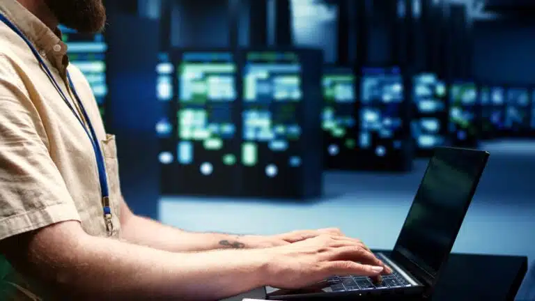 Von „Sonstiges“ zur eigenen Assetklasse: Rechenzentren supervisor doing server diagnostic test scaled Versicherungspapa
