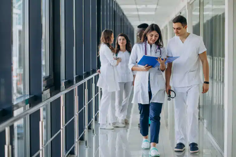 Gute Noten für Krankenhaus-Zusatzversicherungen team young specialist doctors standing corridor hospital scaled Versicherungspapa