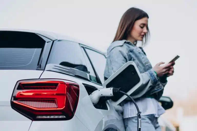Ende des E-Auto-Preisvorteils in der Vollkaskoversicherung woman charging her electric car with charging pistol scaled Versicherungspapa