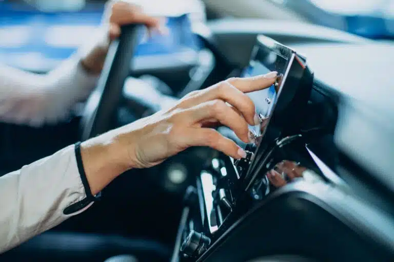 Warum moderne Kfz-Assistenzsysteme Schäden, aber nicht Kosten reduzieren woman touching screen her car scaled Versicherungspapa