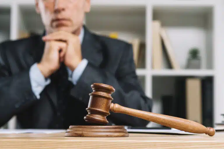 BGH stärkt Immobilienverkäufer in Notlagen wooden judge gavel table front lawyer scaled Versicherungspapa