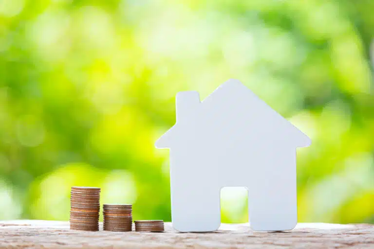 Finanzaufsicht sieht Risikoeinstufung offener Immobilienfonds kritisch world habitat day close up picture pile coins model house scaled Versicherungspapa