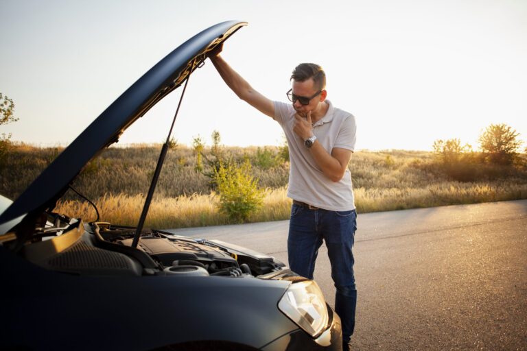 „Grüne Versicherungskarte“ feiert 75. Geburtstag young man checking car engine scaled Versicherungspapa